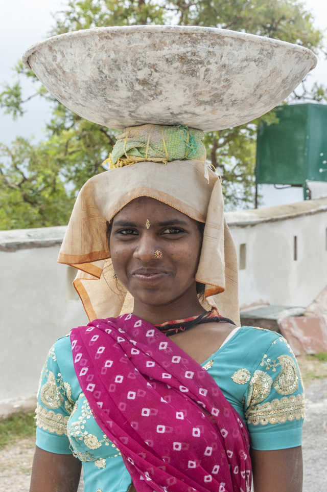 75 - India - Udaipur - mujer trabajando